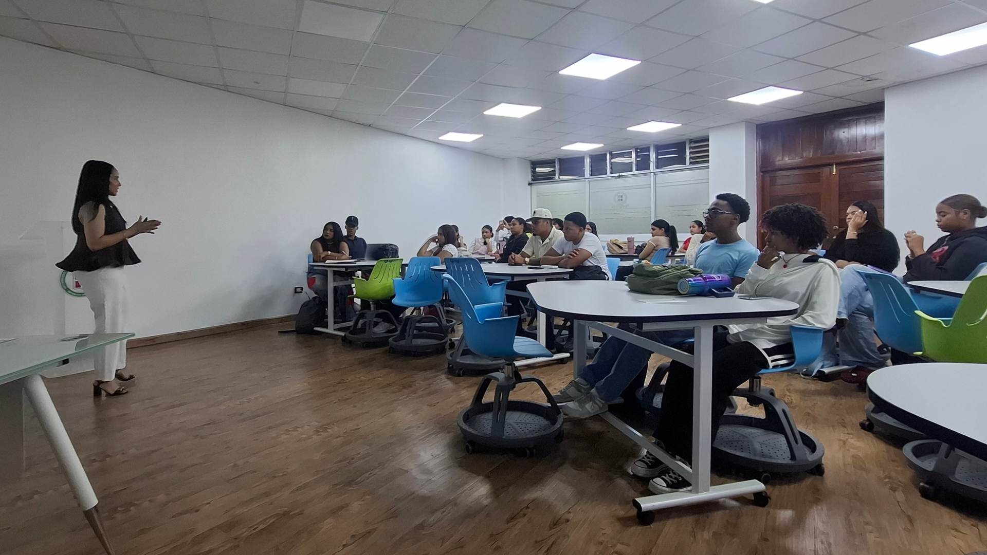 Emily Pérez, Directora Legal, de Regulación y Cumplimiento de Digito, durante la charla «Antes de dar acepto» en la biblioteca de la UNPHU, en Santo Domingo.